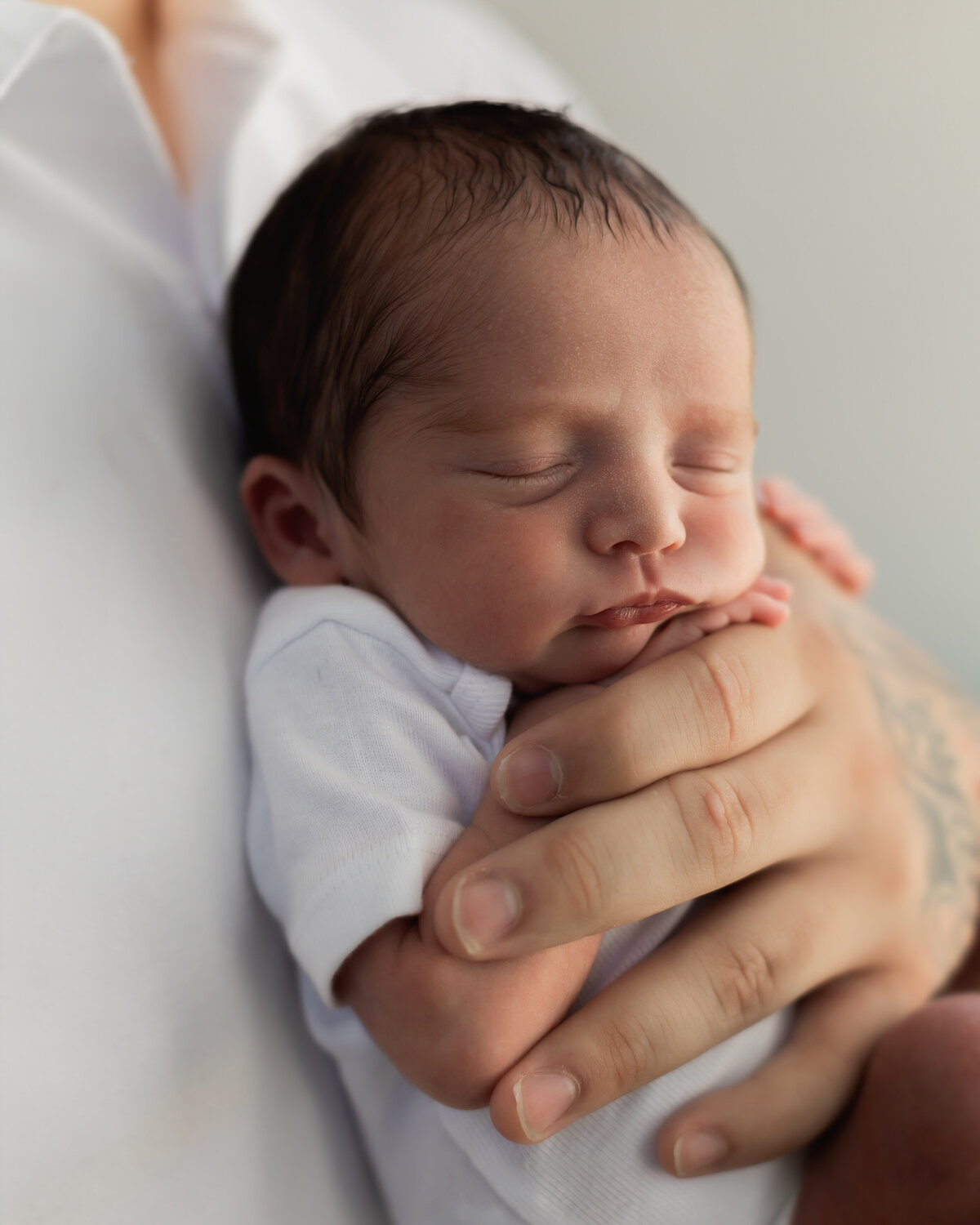 Newborn_baby_in_fathers_hands