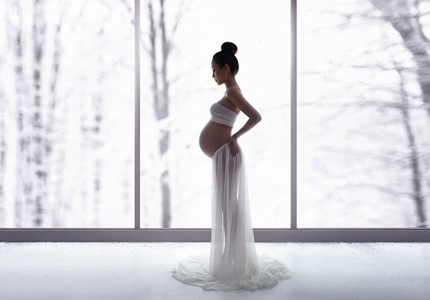 Beautiful and artistic maternity photography, fine-art pregnancy photos NYC, timeless nude maternity photography in Miami, FL by Lola Melani, luxury photography studio