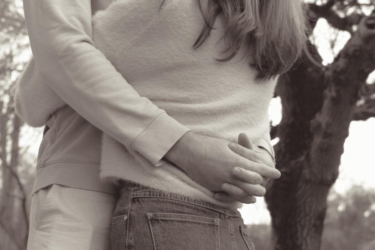 couple-hug-detail-redfern-intimate-family-photo-session