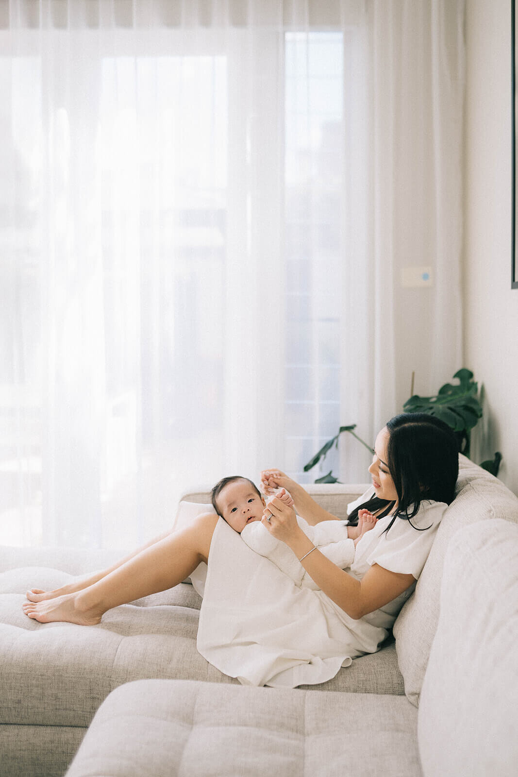 Inner-west-newborn-photographer-mother-playing-with-baby-at-home