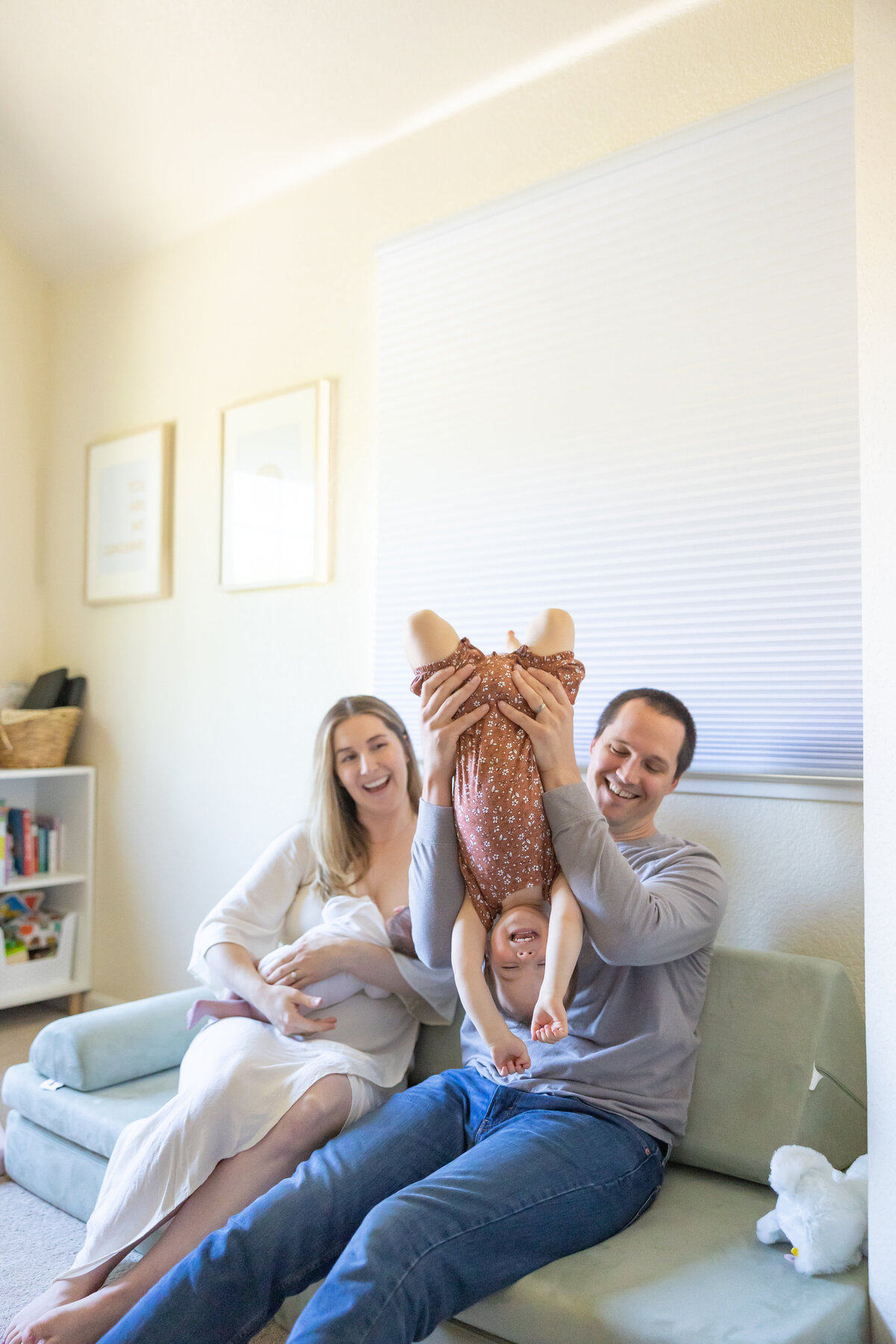 Newborn poses, newborn photo session, newborn lifestyle session, newborn photographer, big sister, family photography, in home family session, big sister with infant, big sister with baby, indoor lifestyle infant session, fun infant session poses