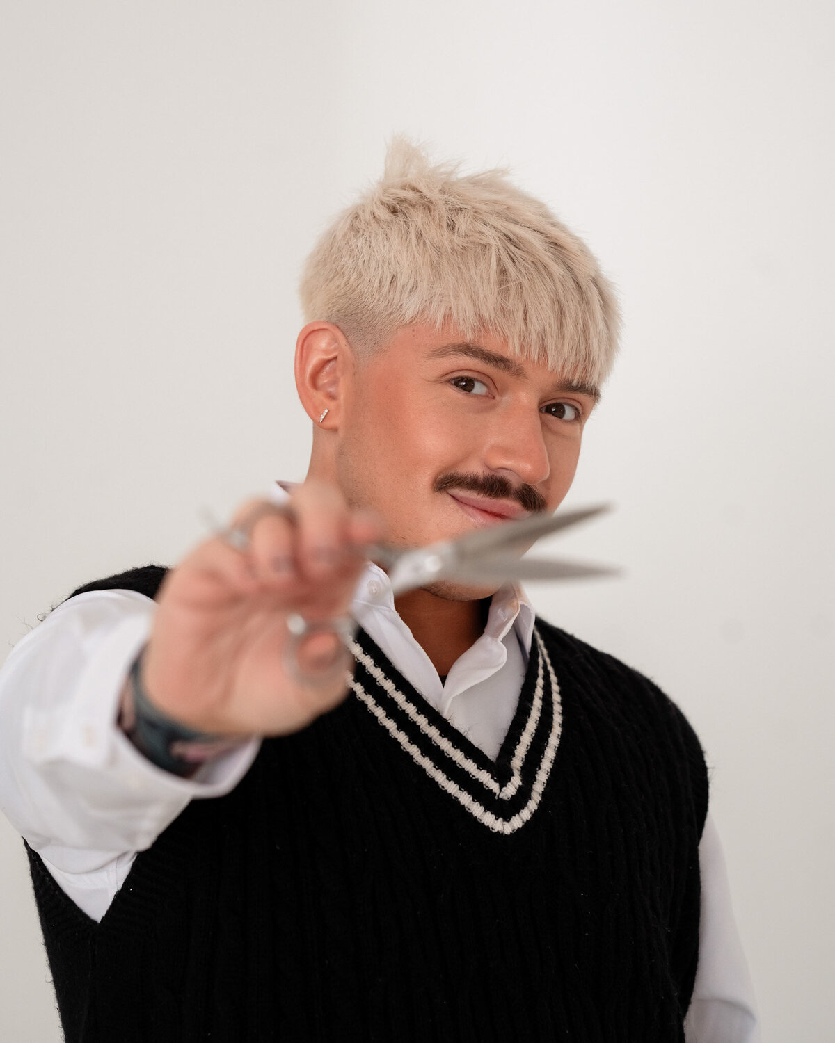 jacksonville-branding-session-hair-stylist-with-hair-swatches