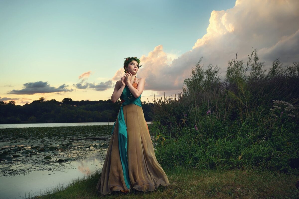 Elegant Outdoor Senior Picture Photographer Captures Stunning Natural Portrait-80