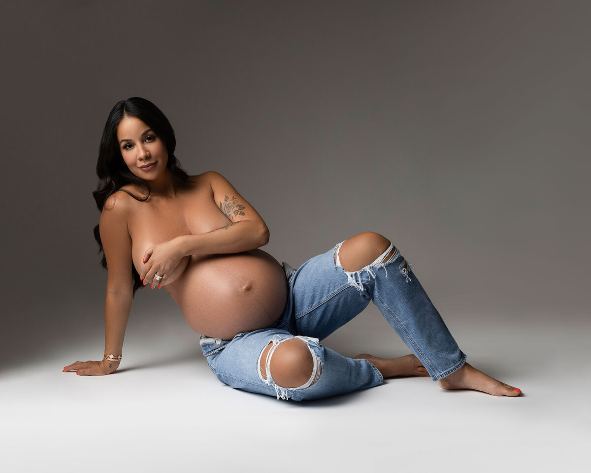 Casual chic maternity portrait by Daisy Rey Photography in New Jesery