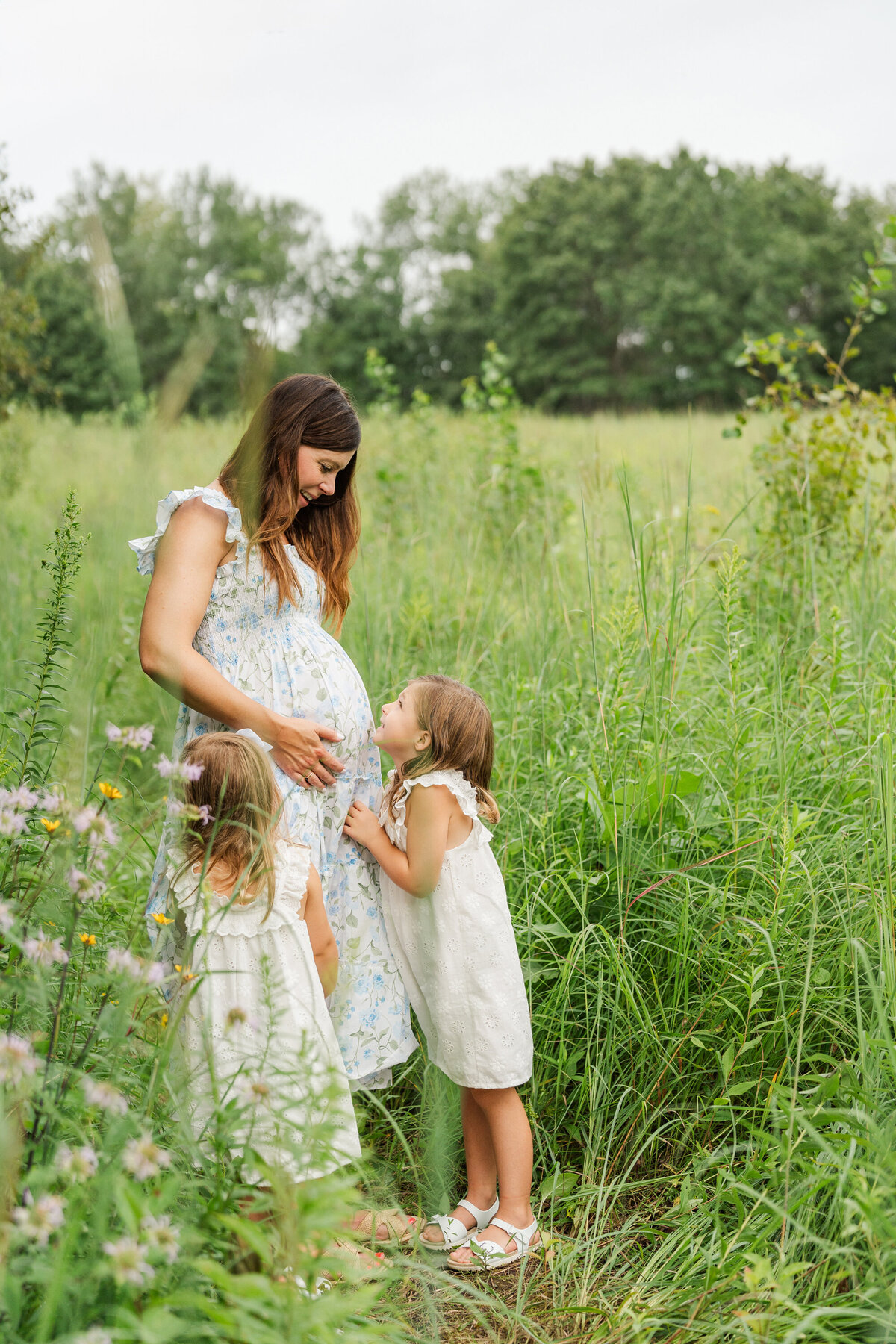 minneapolis photographers beautiful showcasing a motherhood session in an outdoor setting