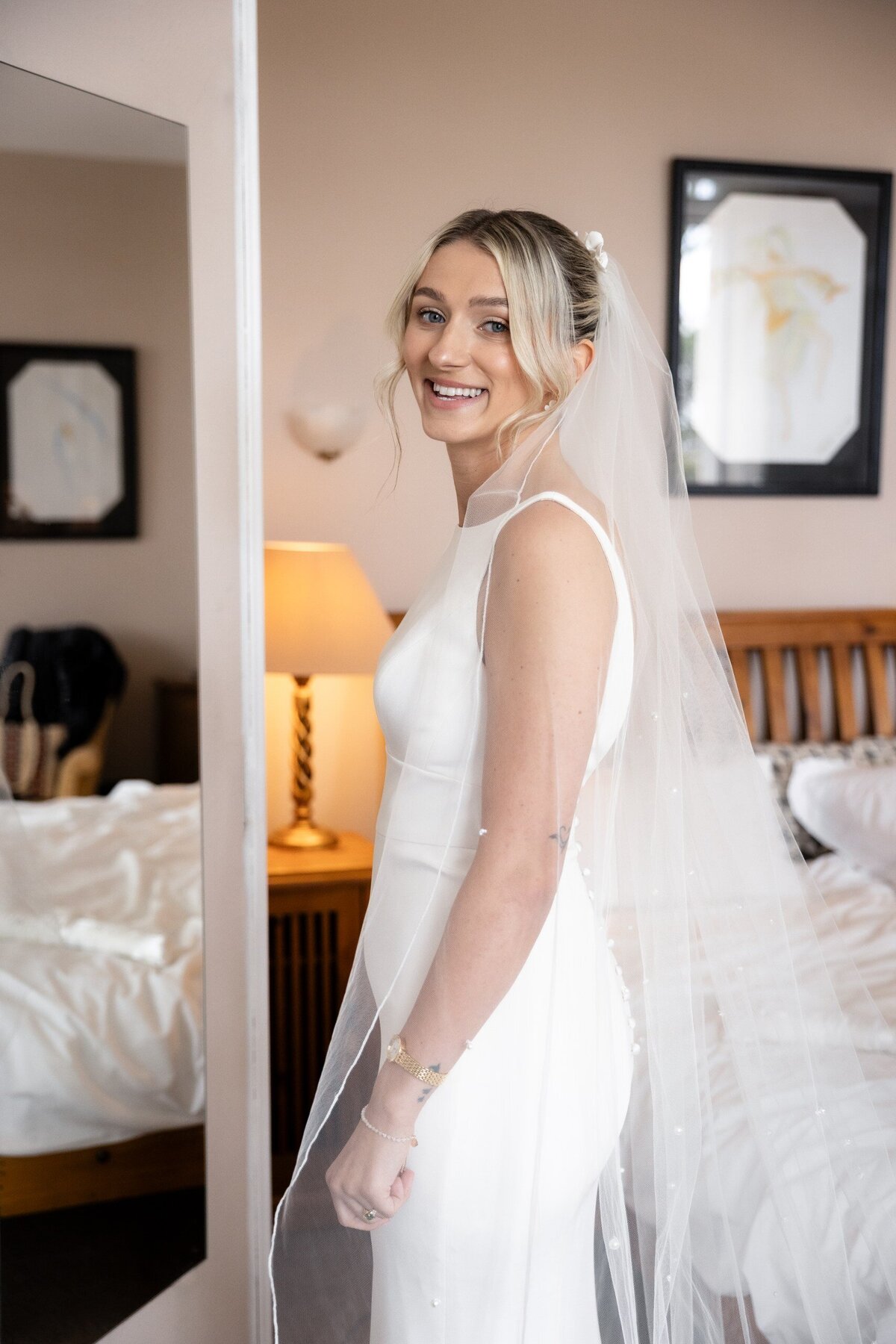 elegant-bride-with-veil-france