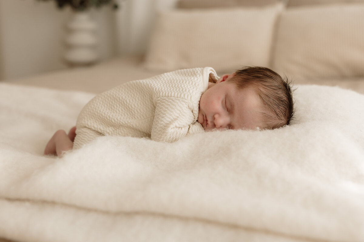 newborn fotograaf - gezinsfotograaf - zwangerschapsfotografie - videograaf - Sint-Niklaas - Pictures by Jess - Mama en baby shoot - borstvoeding