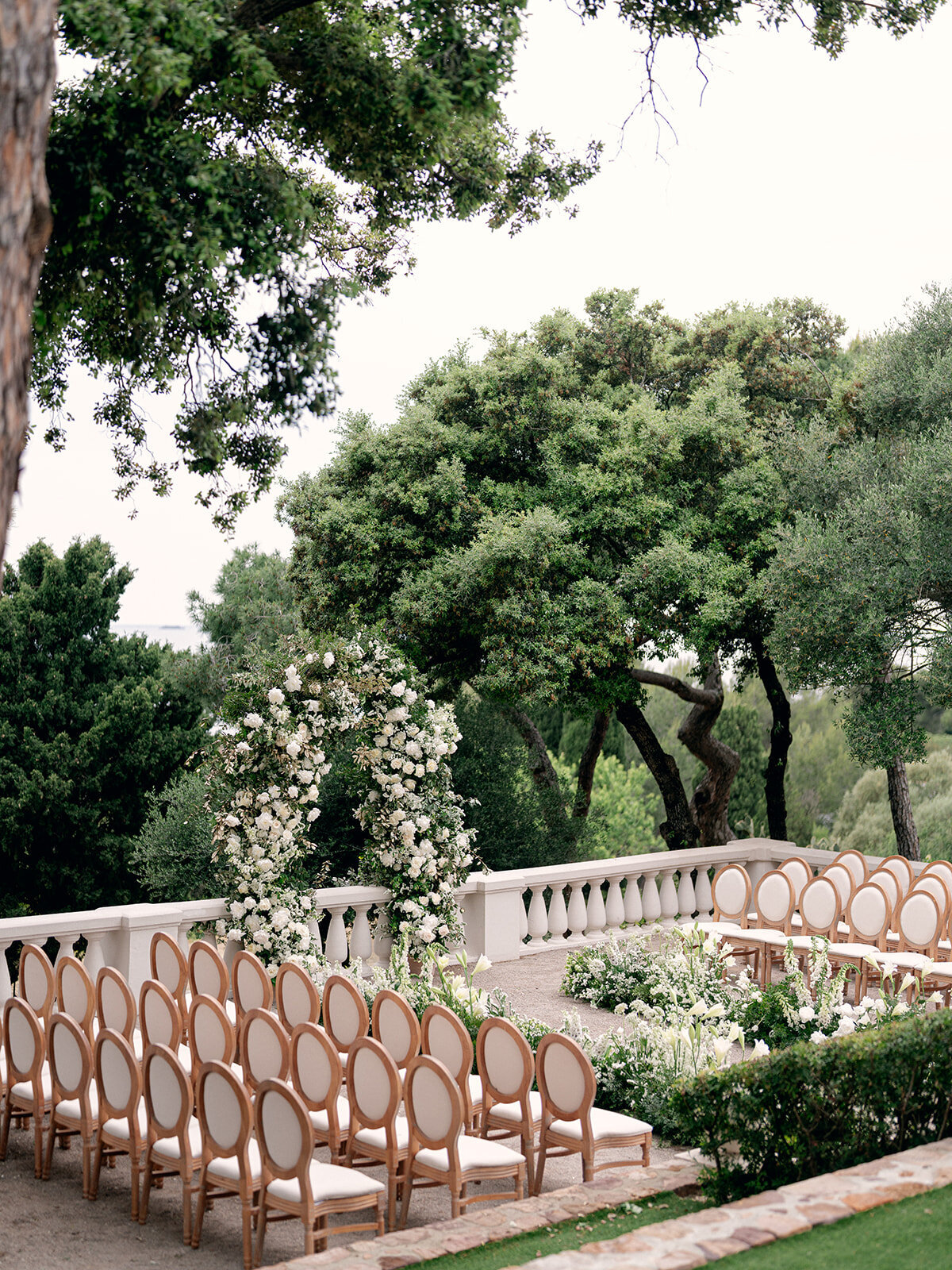 09-intimate-destination-wedding-french-riviera-with-white-flowers