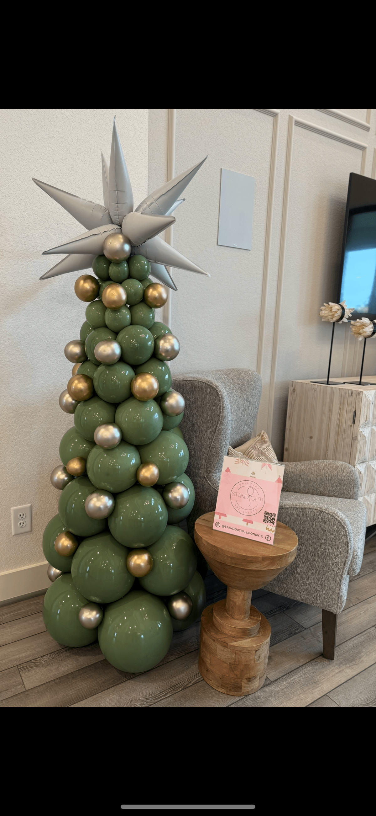 christmas party balloon decor