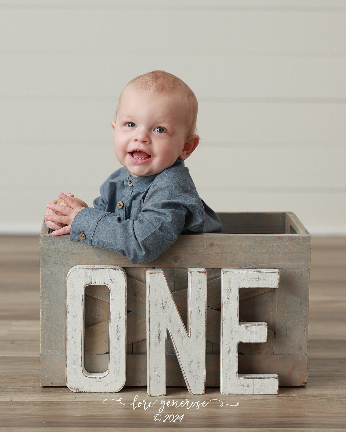 lehigh-valley-photographer-lori-generose-lg-photography-first-birthday-cake-smash-boy-easton-pa