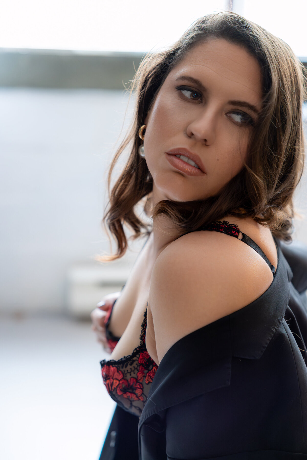 Regard de femme en rouge et noir Boudoir Montréal