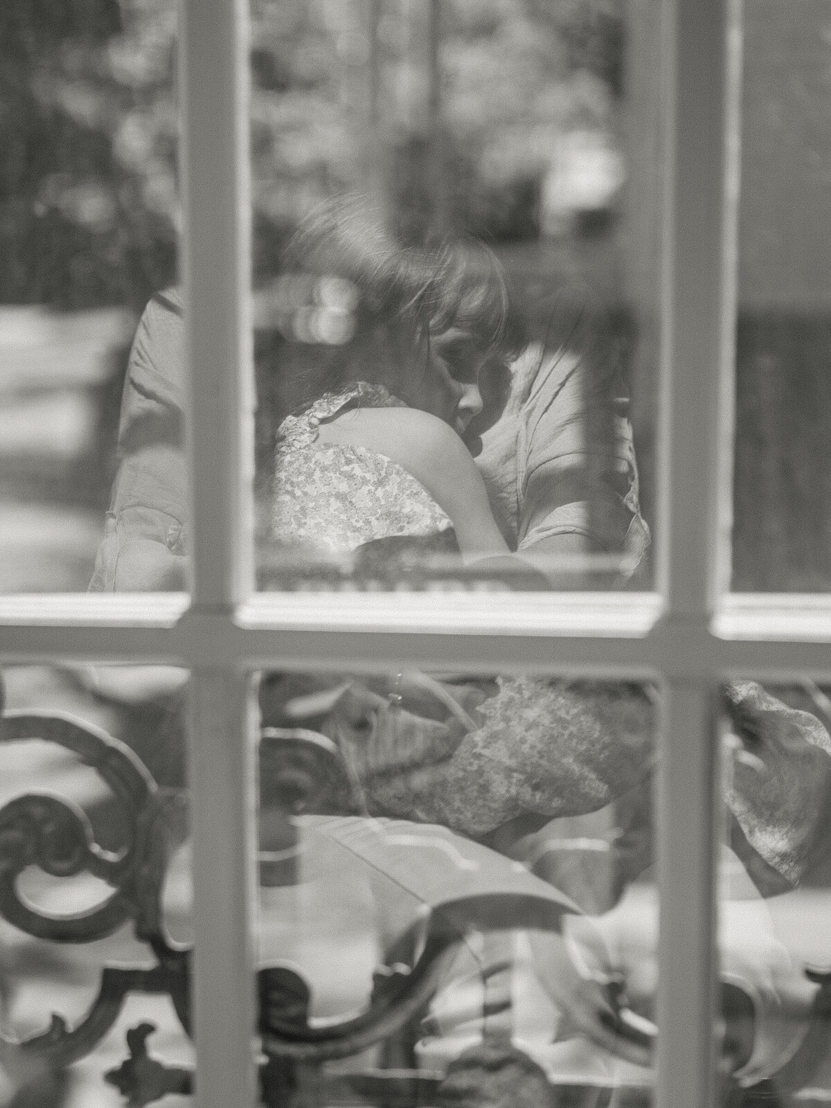 black-and-white-window-in-home-family-session-amy-marie-photography-pearland-texas