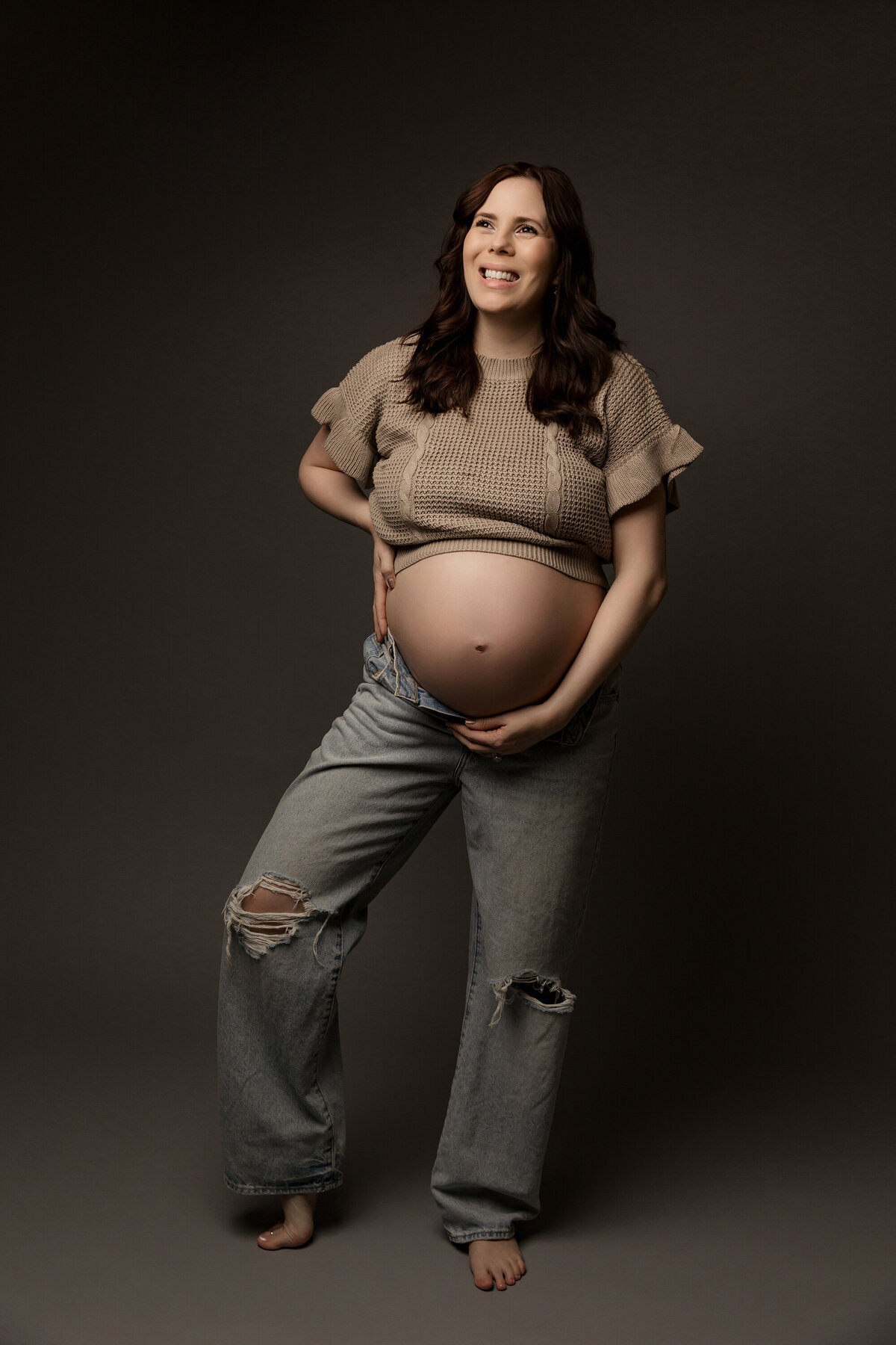 mom in crop top and jeans for phoenix maternity session