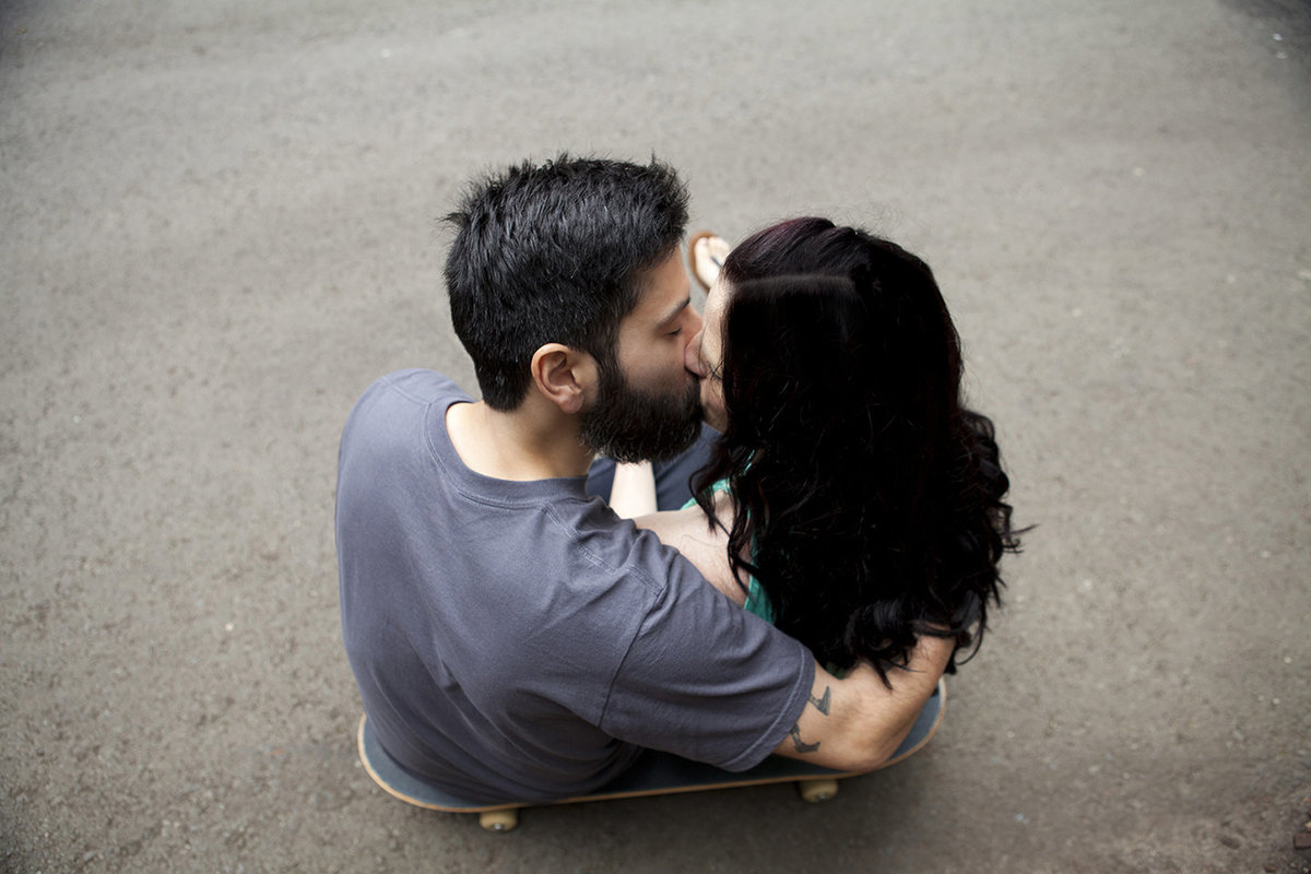Lathuras_engagment_skateboardkiss_15