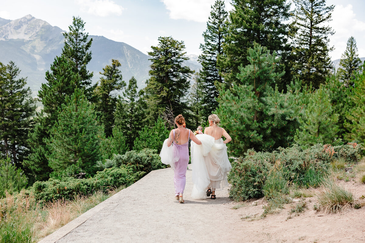 destination-elopement-photographer-hiking