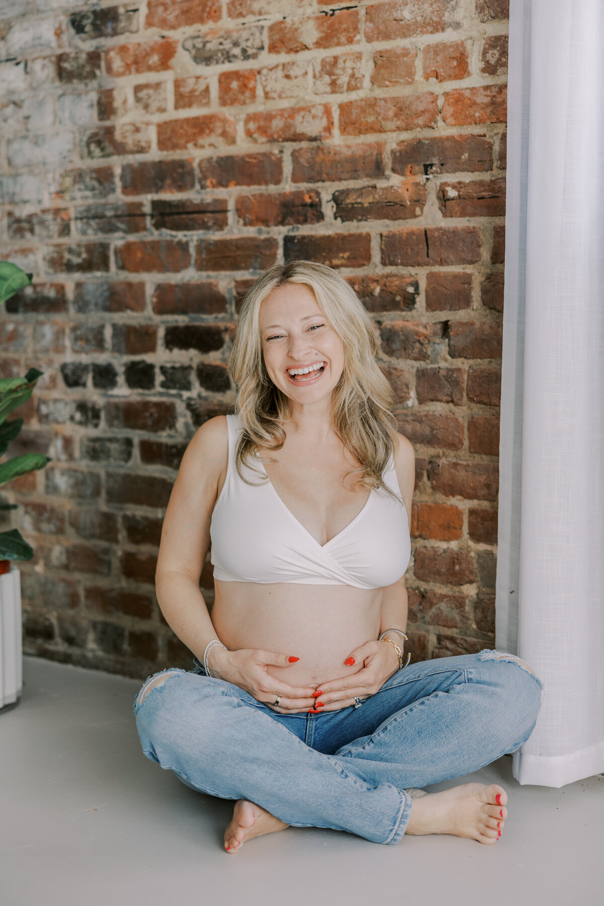 romantic-maternity-photography-richmond-va-couple-hugging.jpg​