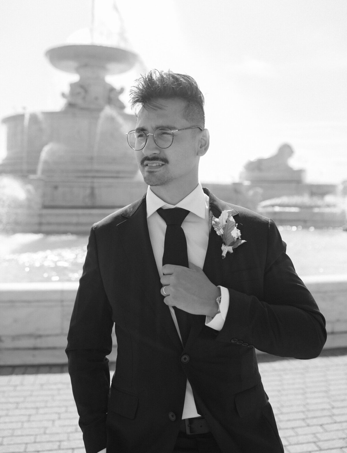 a stylish groom portrait at the Belle Isle Fountain in Detroit, Michigan