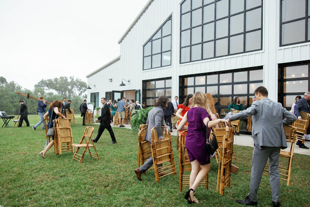 33-wedding-guests-rain-photographer