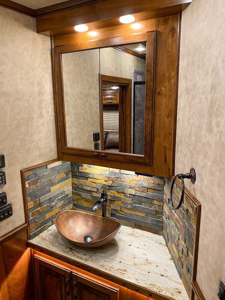 luxury-living-quarter-horse-trailers-trail-boss-conversions-bathrooms-31