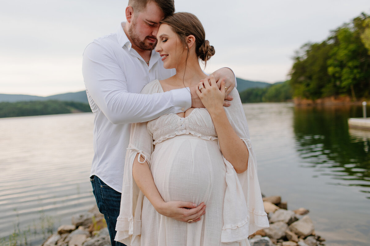 Documentary-Maternity-Session-at-Carvins-Cove-RJ-48