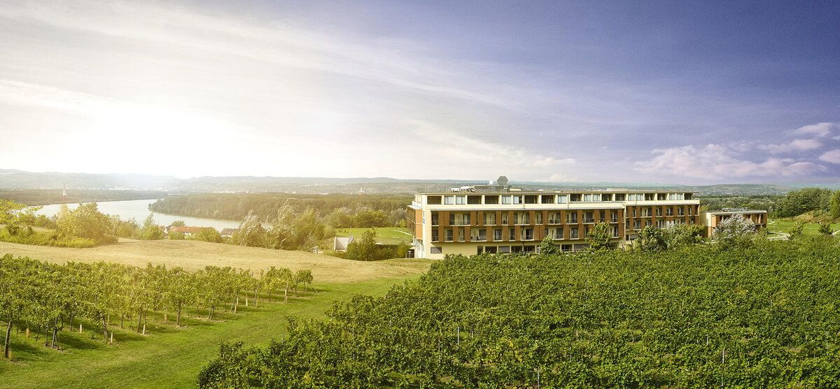 Architekturfotografie der Klinik Hollenburg inmitten von Weinbergen mit Donaublick – hochwertige Bildsprache für Gesundheits- und Tourismusprojekte in Niederösterreich