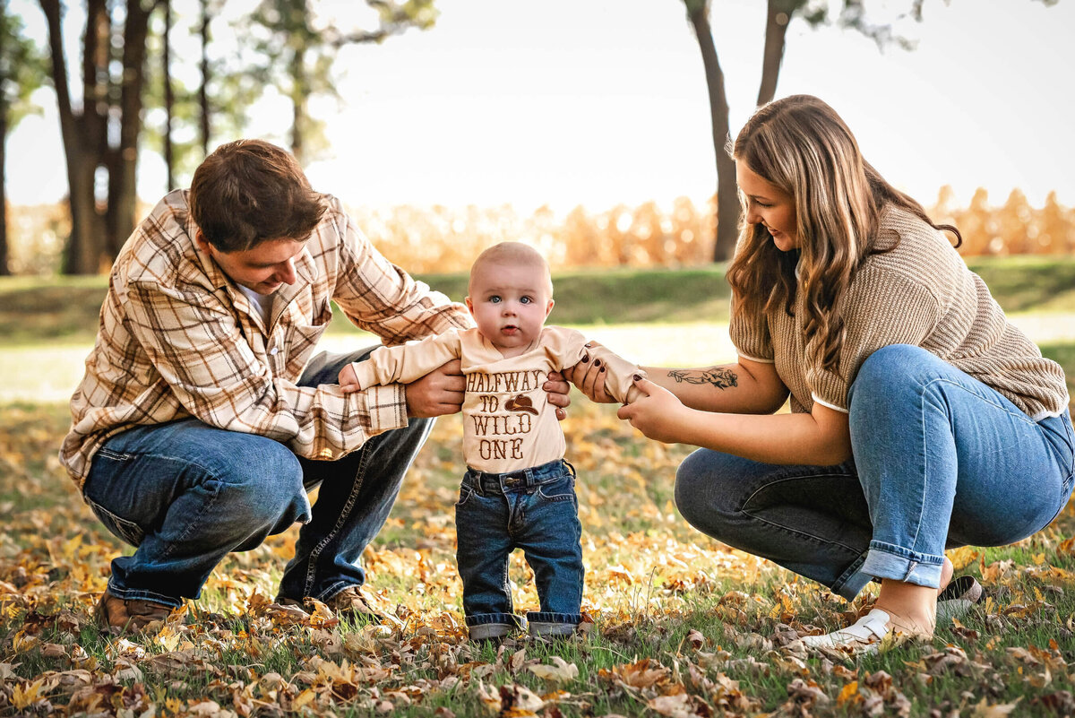 family-fall-mini-session-with-baby-in-emerald-wi