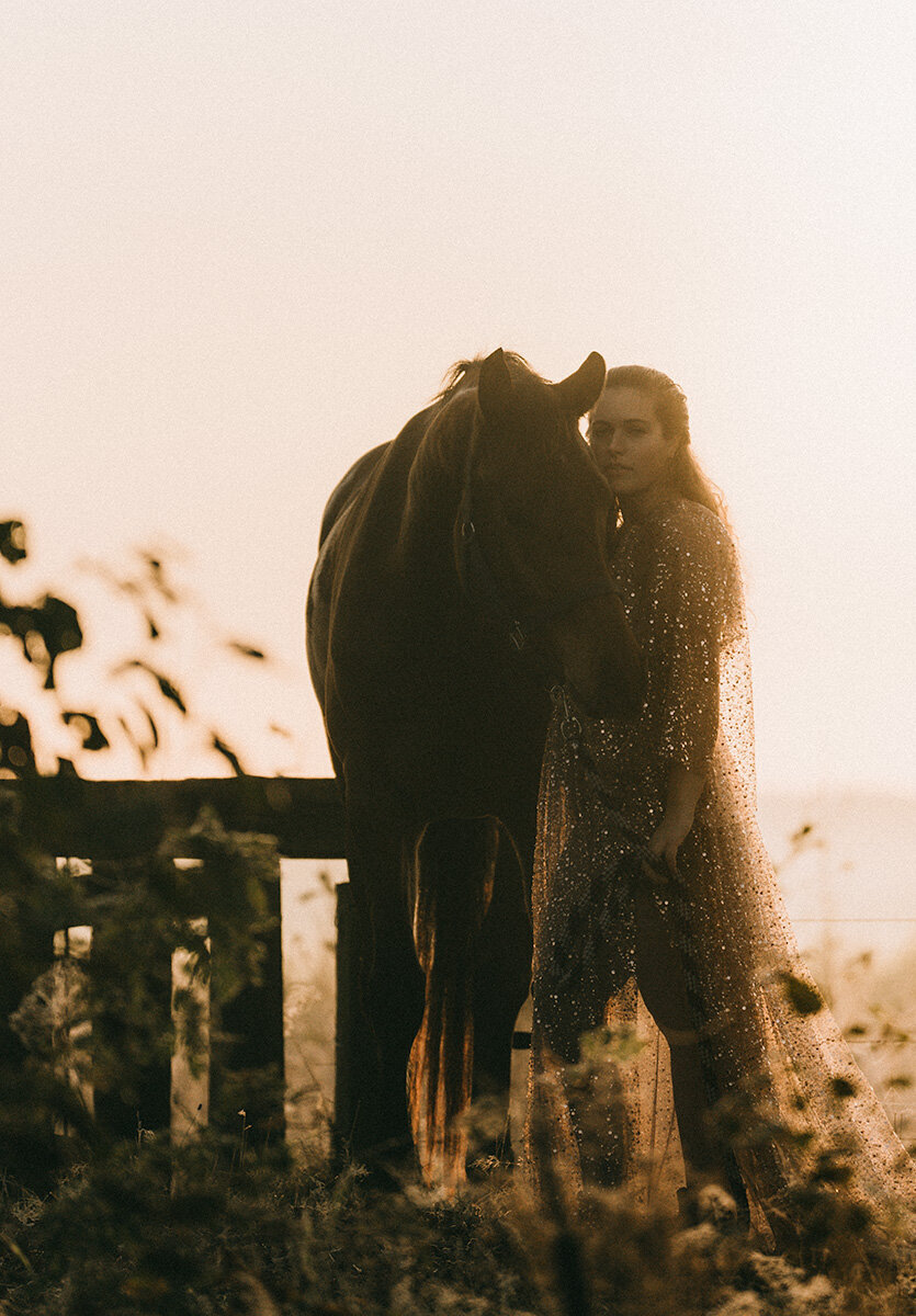 Op zoek naar adembenemende paardenfotografie? Bij Alina Nieman Photography leggen we de magie van de mens-paardrelatie vast in prachtige, tijdloze beelden. Ontdek ons portfolio en boek jouw unieke fotoshoot ervaring vandaag nog!