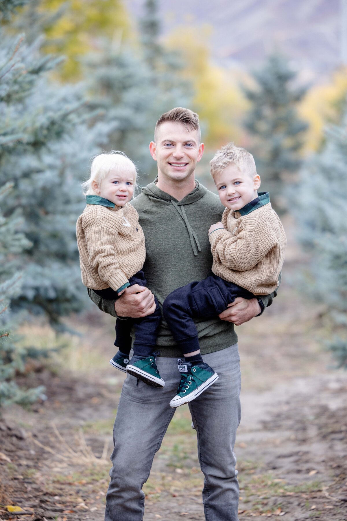 Utah-County-UT-Christmas-Tree-Farm-Mini-Session-Magnolia-and-Grace-Photography-Co-AshbyilyinJ-# (1)-9