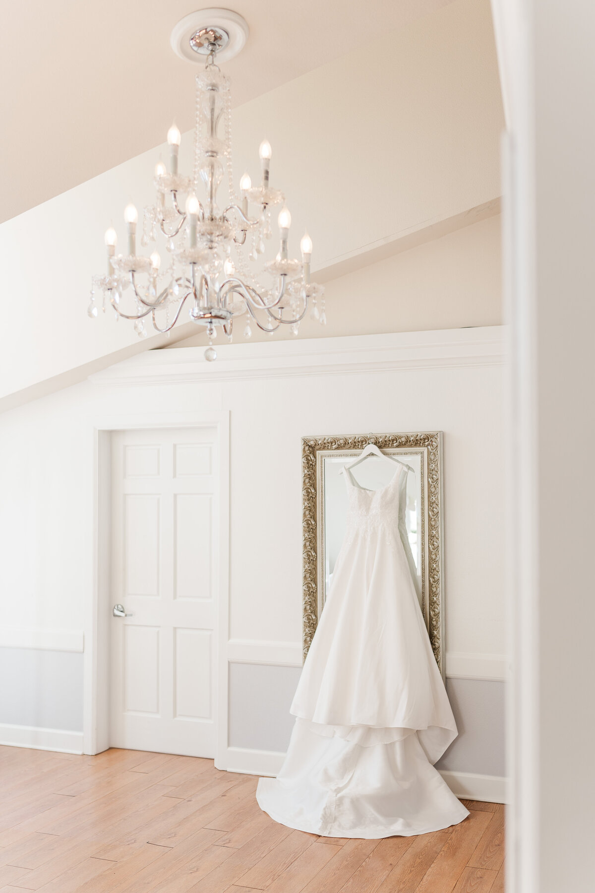 Chateaux at Fox Meadows Colorful Spring Wedding Light and Airy Elena Spraguer Photography  0004