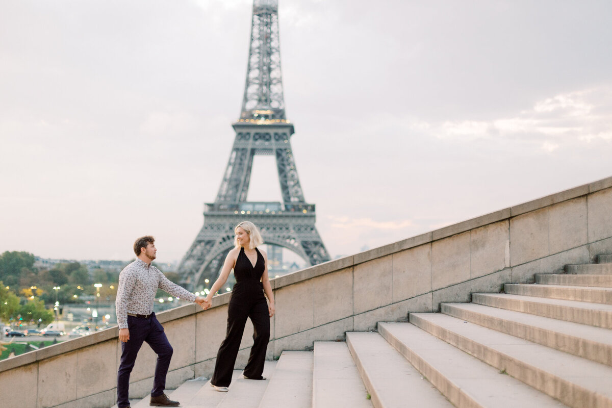 019chic_eiffel_tower_paris_sunrise_engagement_portraits