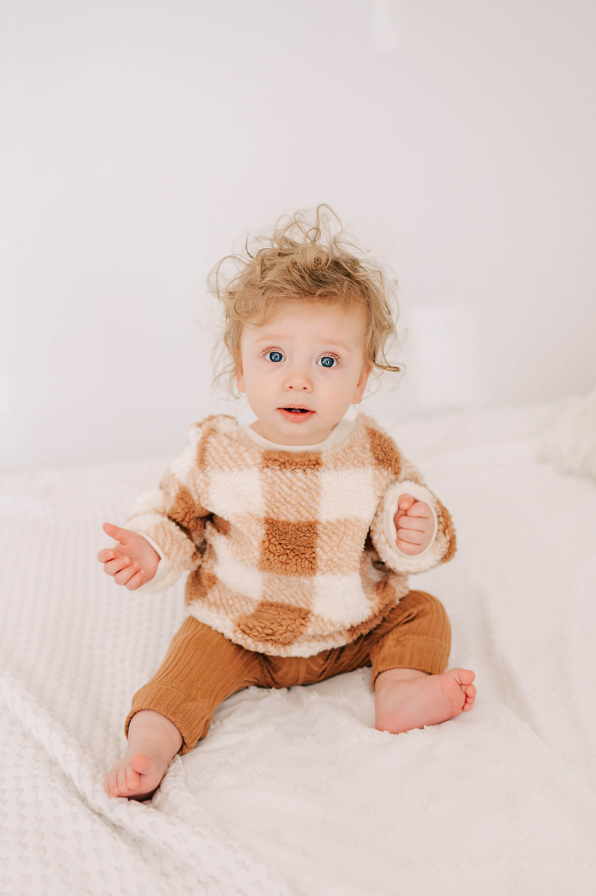 Springfield MO baby photographer Jessica Kennedy of The XO Photography captures baby boy in brown sweater