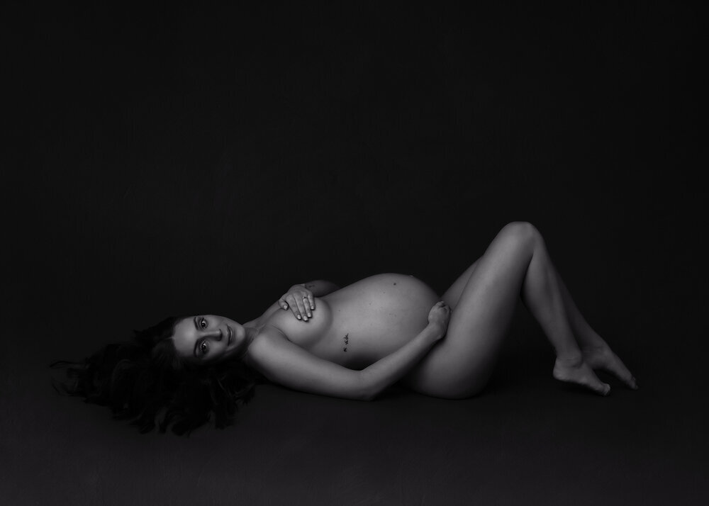 MATERNITY_PREGNANTWOMAN_NAKEDLAYINGDOWNBABYBUMPBLACKANDWHITE