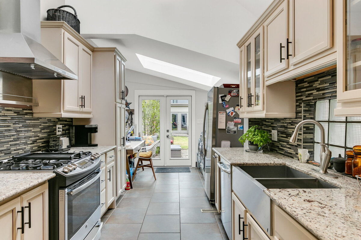 18-web-or-mls-15_003_Kitchen