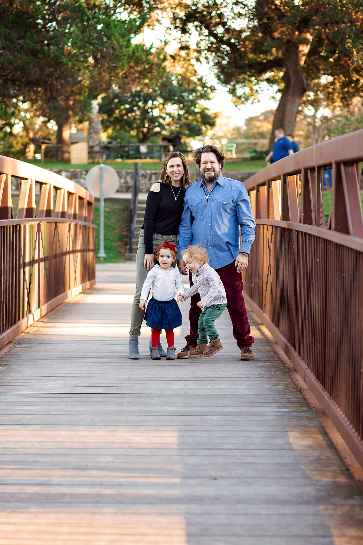 Unleash family fun with twins at Landa Park, New Braunfels. A laid-back session capturing candid moments for young parents seeking a relaxed and enjoyable photo experience.