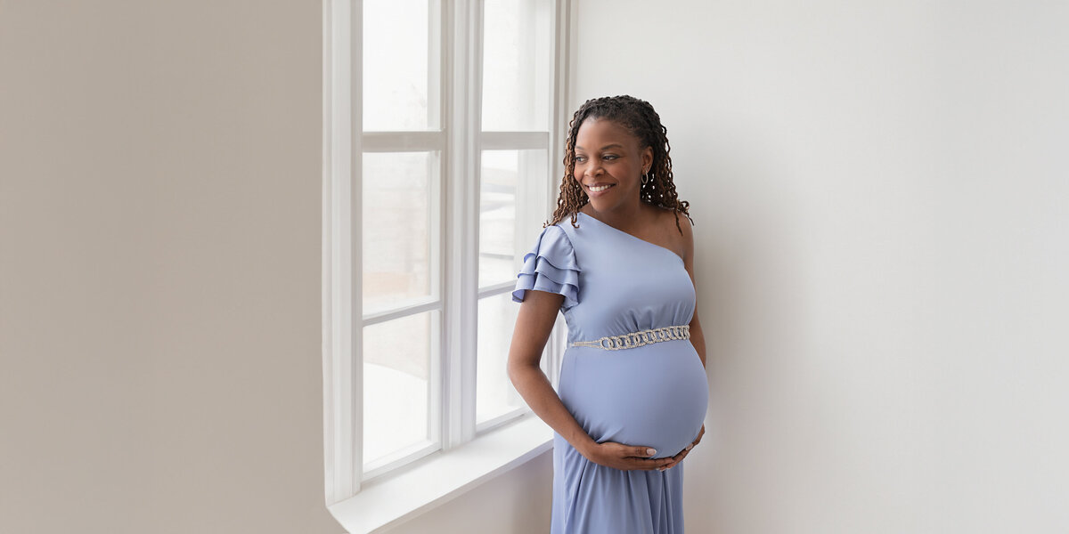 2023-07-13 - studio-maternity-session-blue-dress-window-light
