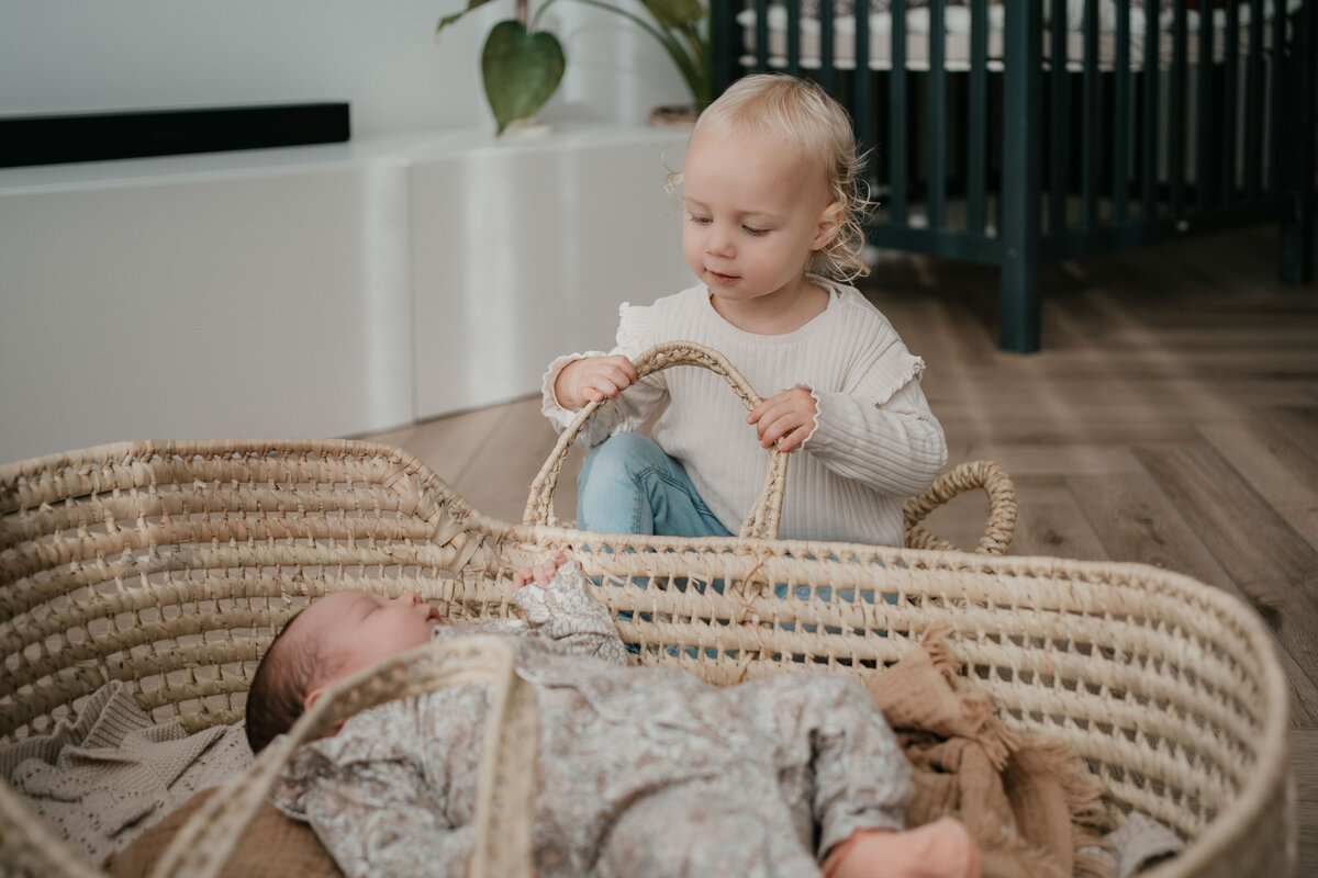 Newbornshoot door Leukfotografie in Amsterdam, Zaandam, Landsmeer, Oostzaan en Purmerend – zachte, liefdevolle babyfoto’s-39