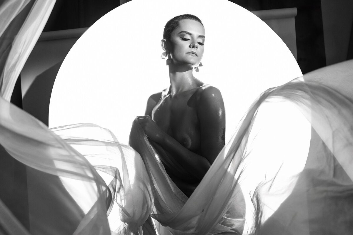 timeless-black-and-white-boudoir-beaufort