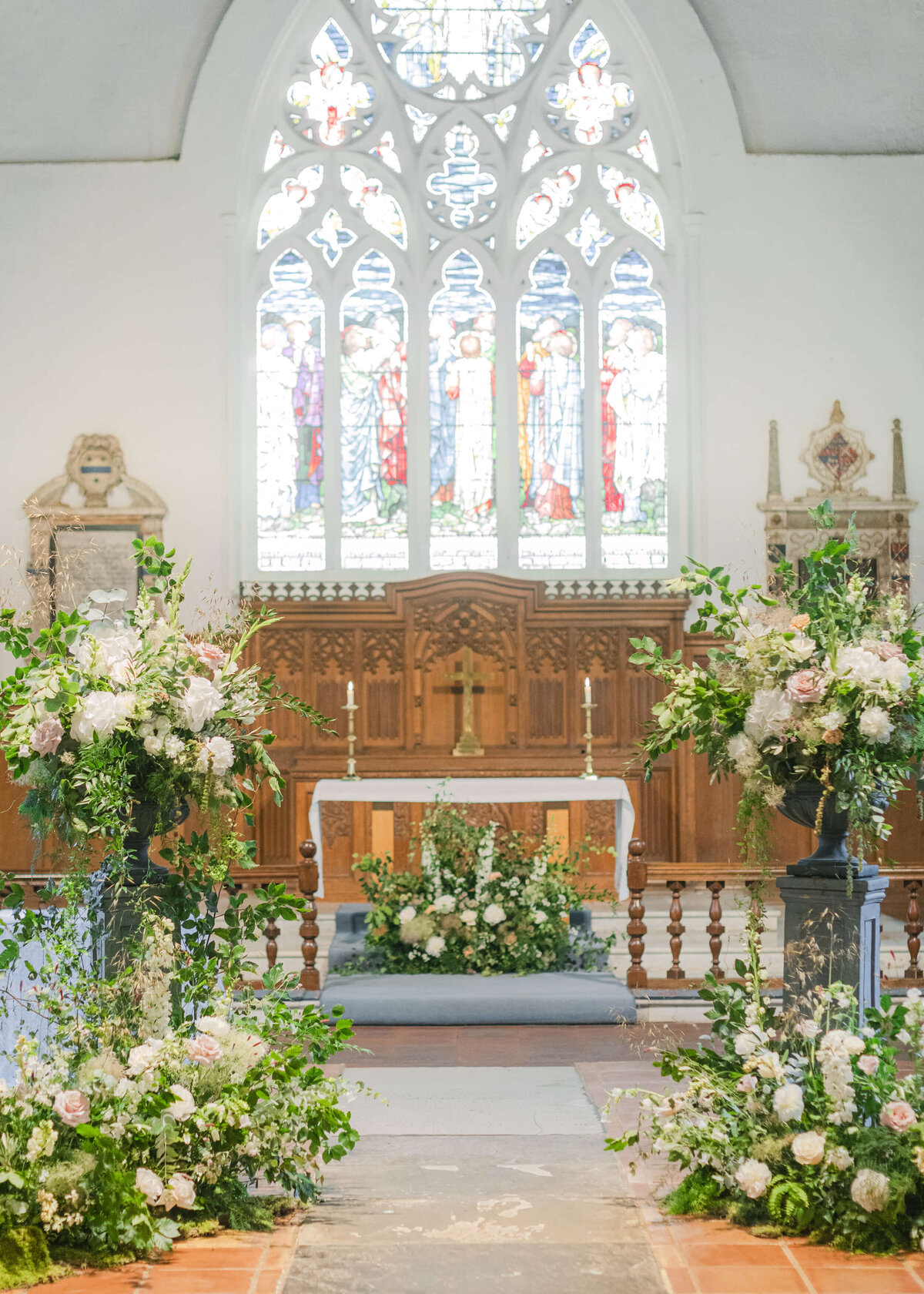 chloe-winstanley-weddings-english-church-ceremony-flowers