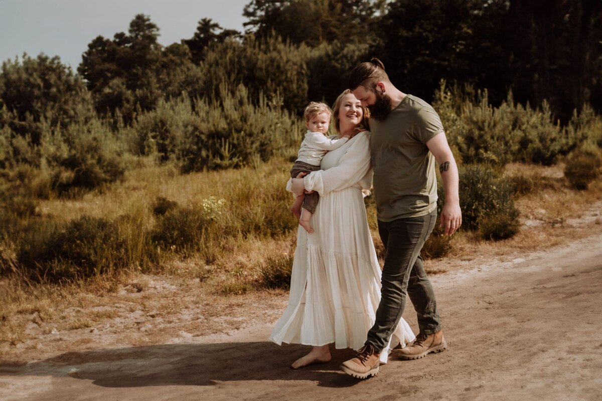 Gezin in duinen tijdens gezinsshoot door fotograaf Eline Hemelt