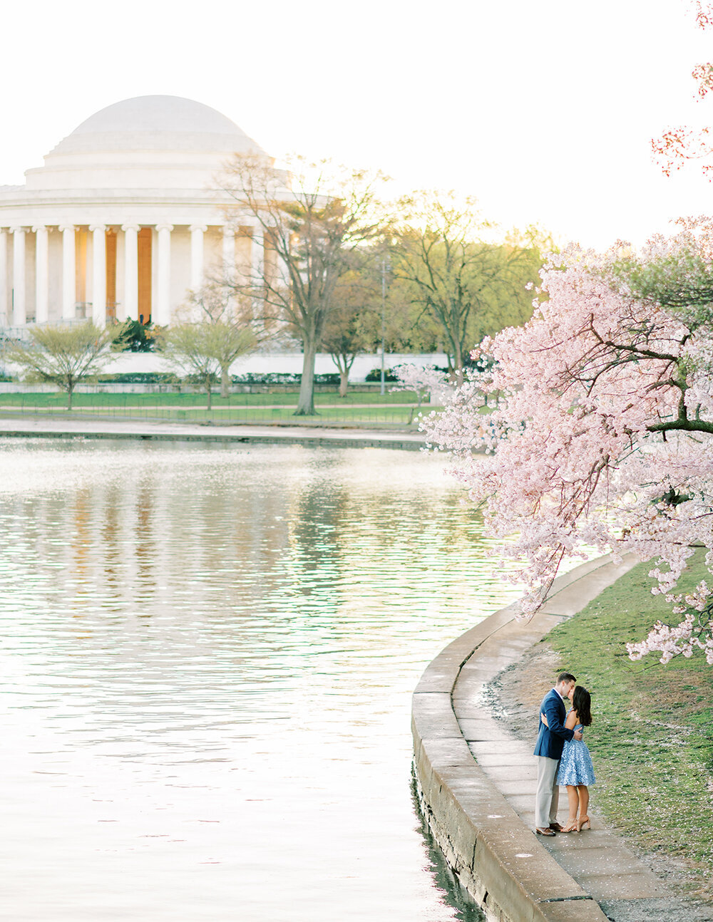 destination-cherry-blossom-jefferson-memorial-engagement