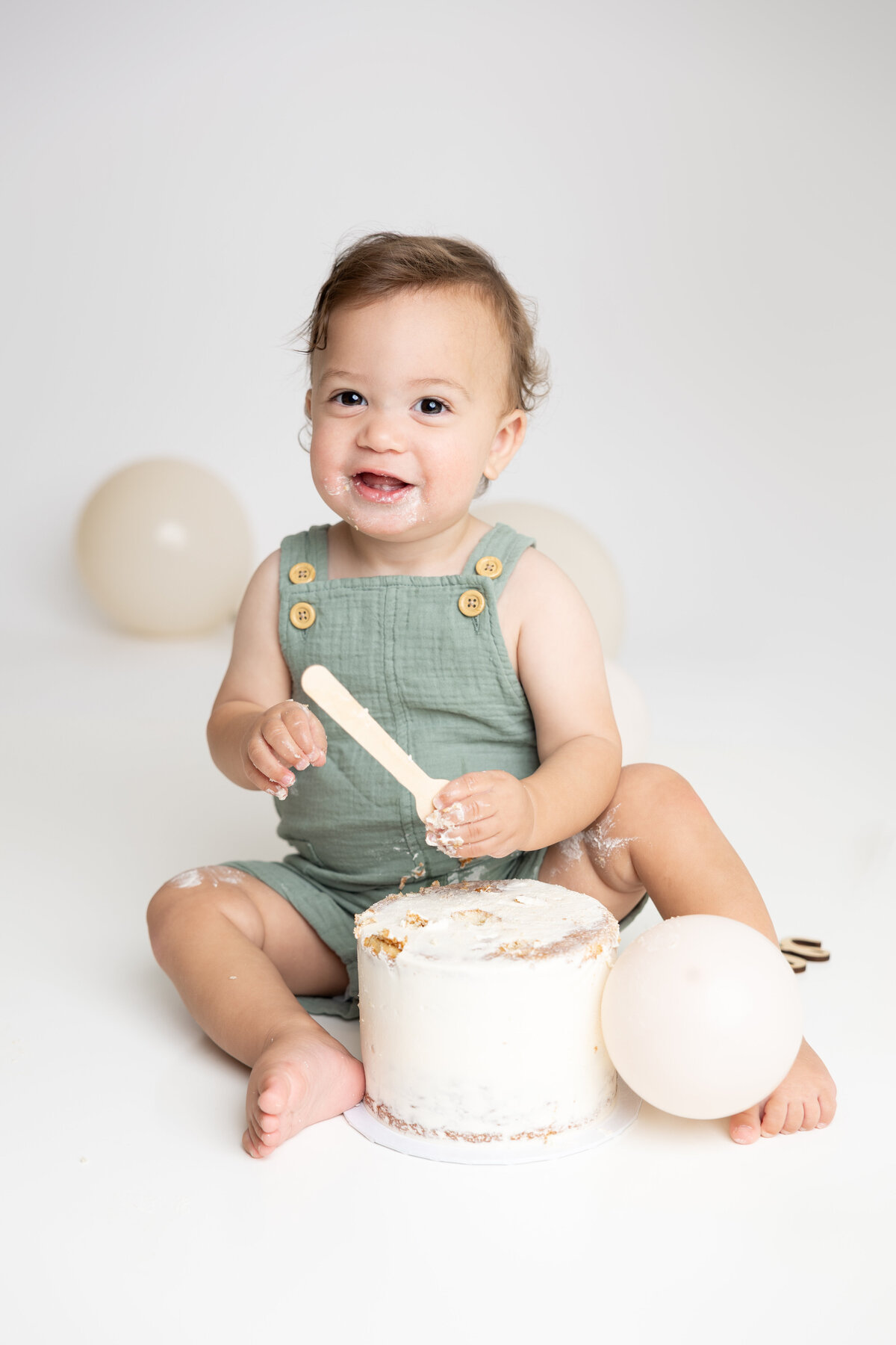 Simple white cake smash with large number one balloon