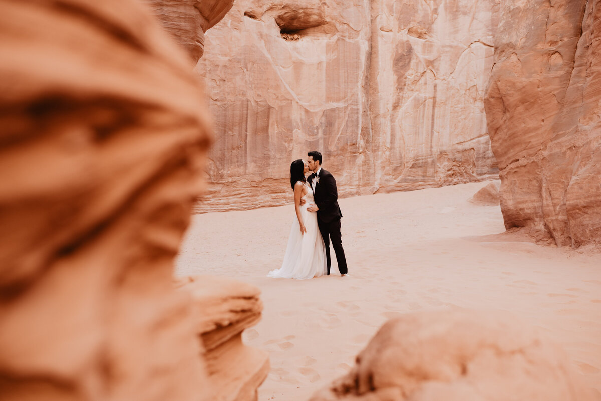 Utah elopement photographer captures husband kissing wife