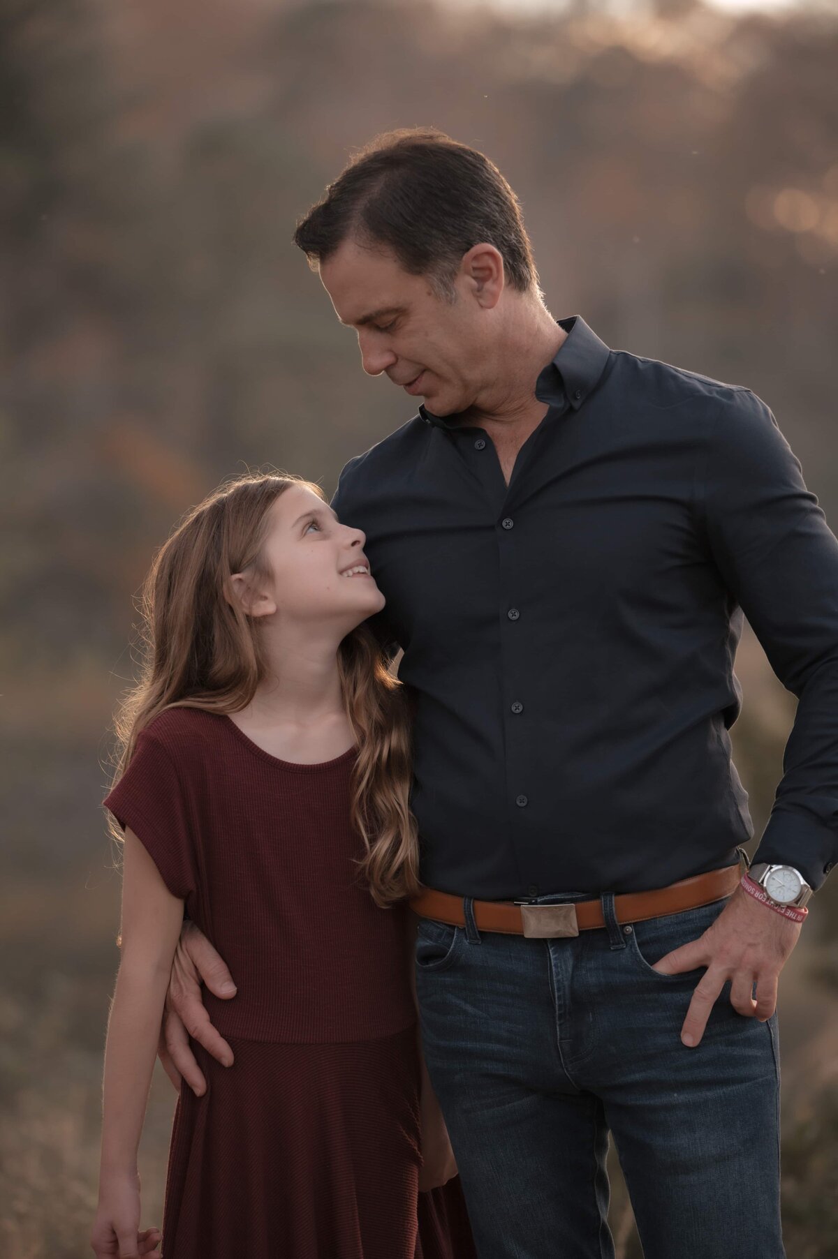 Family session in autumn woods edited with Mellow Light preset – warm earth tones, creamy highlights, and timeless seasonal color.