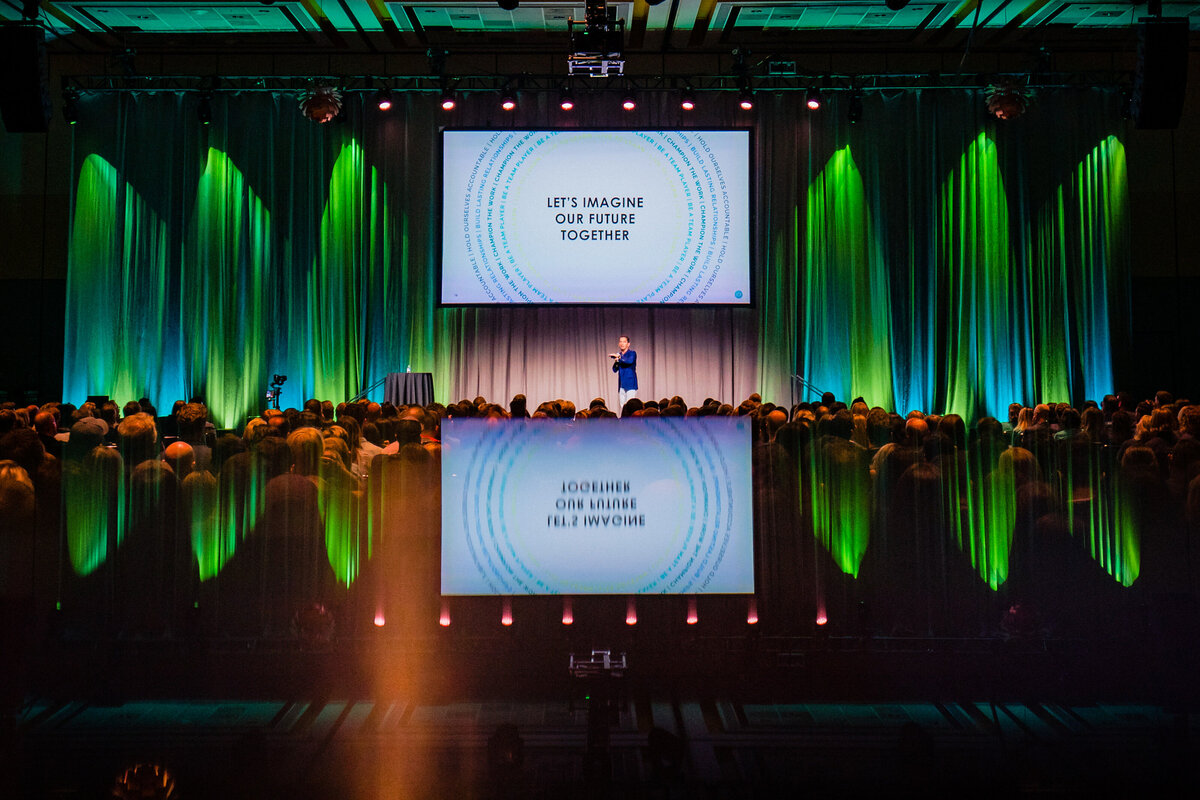 kansas-city-event-photography-0205-corporate-event-stage-speaker