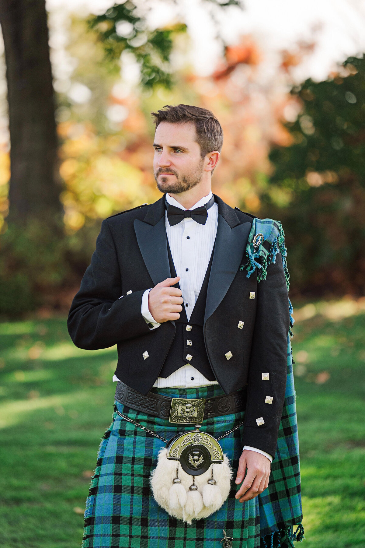 groom posing in kilt at the lake club of ohio
