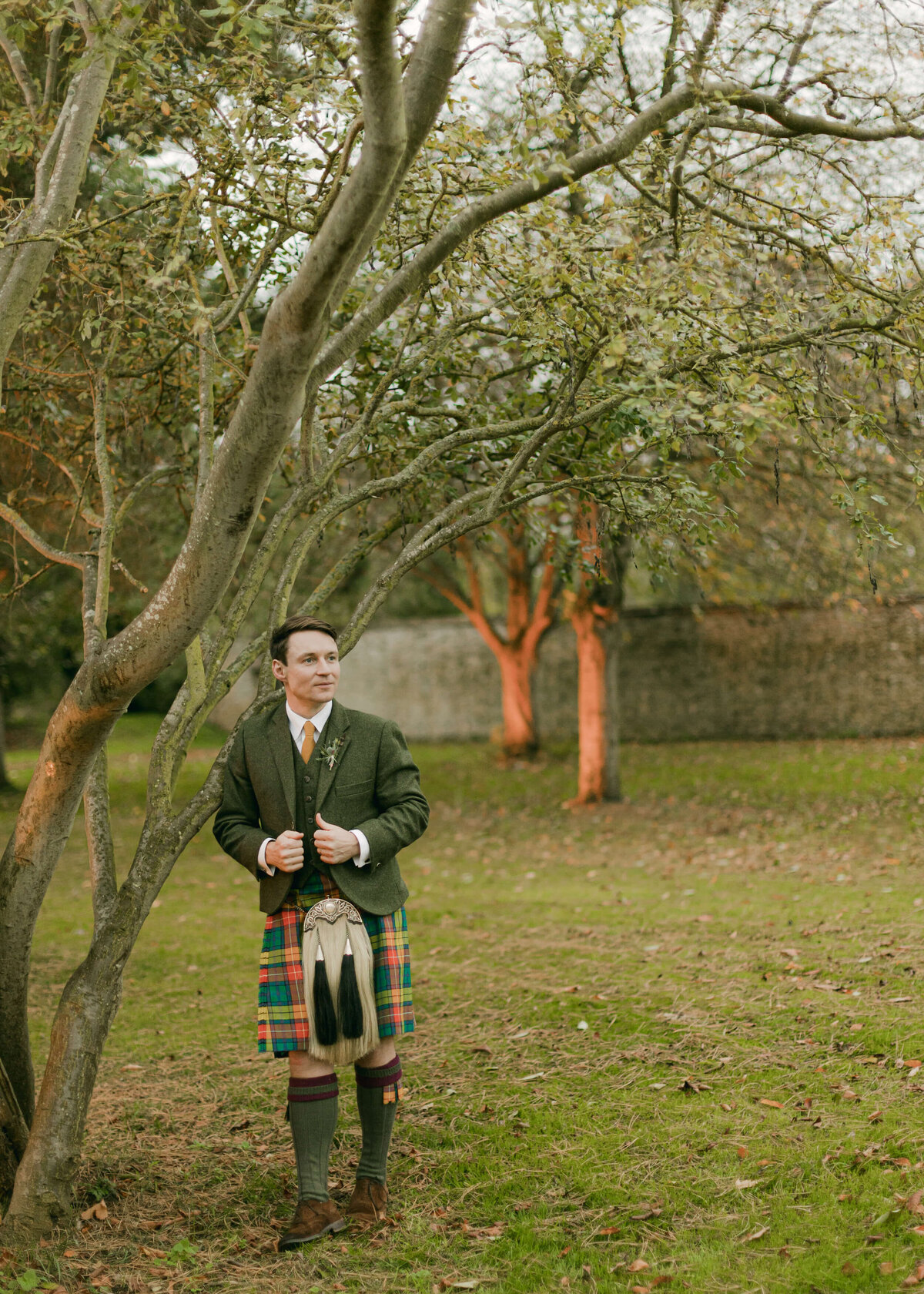 chloe-winstanley-wedding-oxford-gsp-groom-tartan-portrait