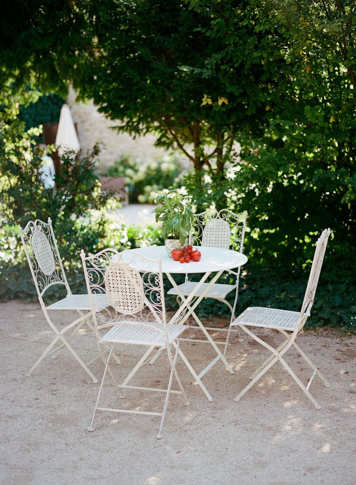 Garden-table-tomatoes-centre-piece