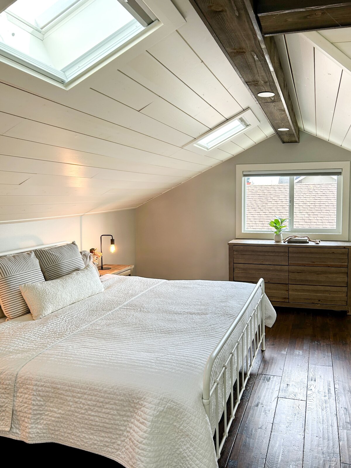 occupied-staging-everett-bedroom-modernmollusk-1