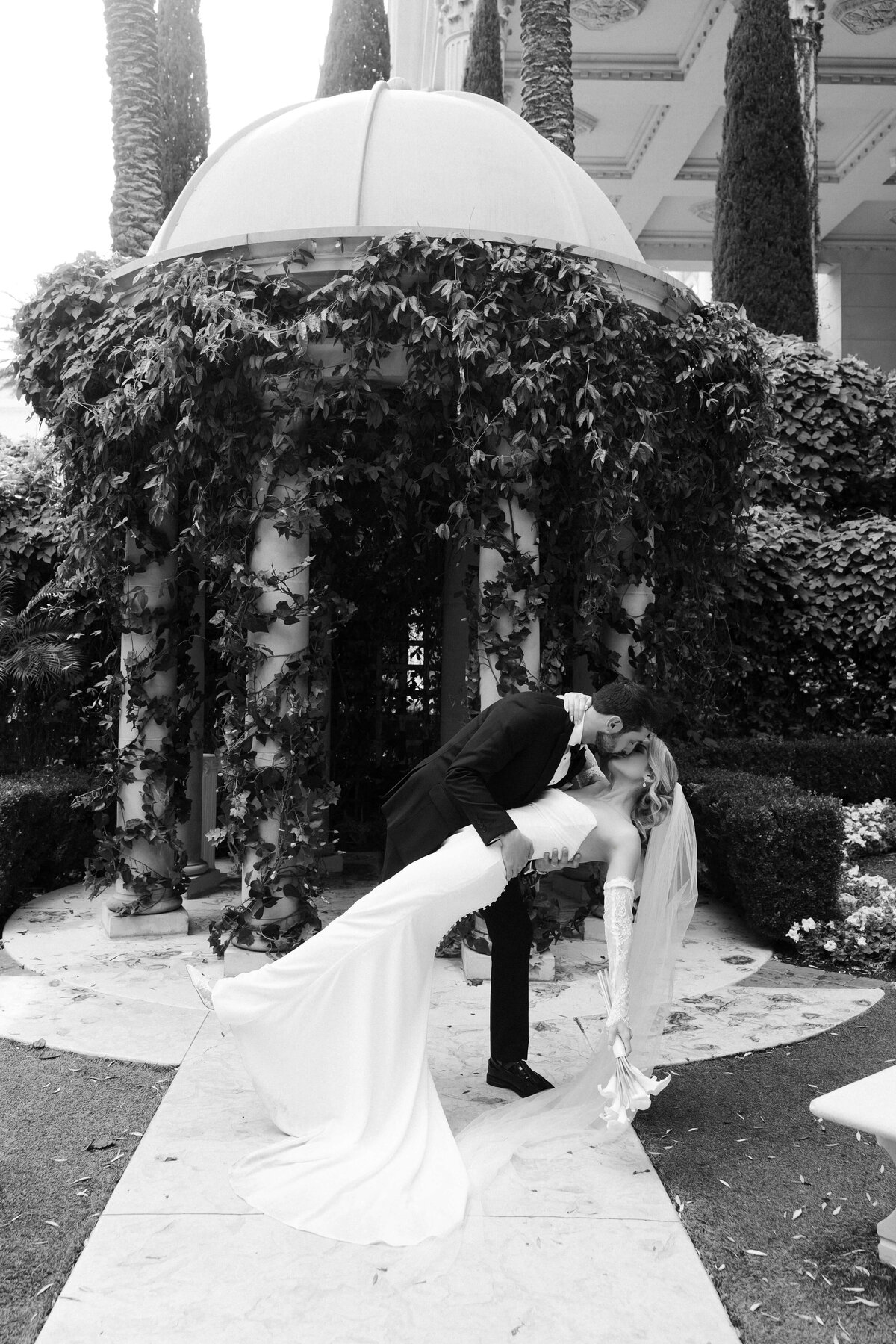 39_riskyexposure_maddie-noah_las-vegas-elopement-photography