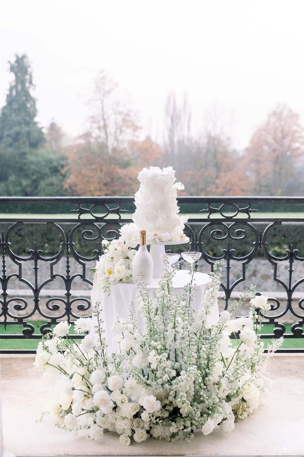 Parisian couture wedding in Black and White at chateau de Bonaventure Paris Veronique Lorre floral designer Aude lucas41